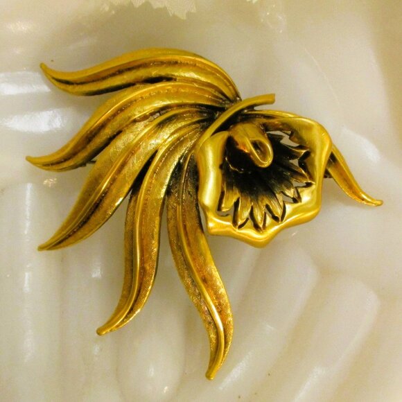 Vintage TORTOLANI Floral Brooch: 24K Gold Plated Flower & Leaf Jewelry - Picture 10 of 16